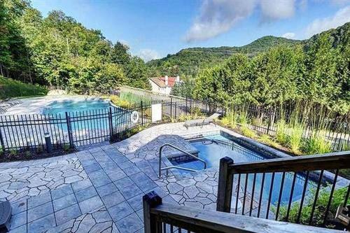 fully equiped Condo, pool and Spa only in summer