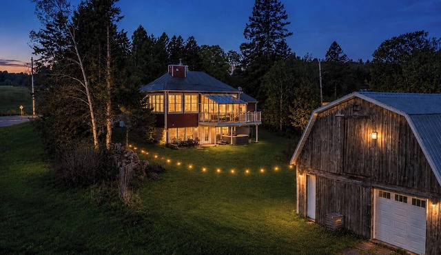 Fully-equipped riverside cottage with jacuzzi.