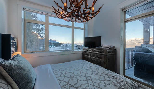 Fully Renovated ski in/ski out Loft with Private Hot Tub