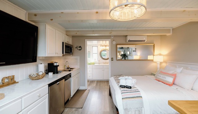 Fully Renovated Studio Suite with Full Kitchen and Pool!