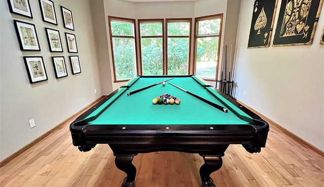 Garibaldi Getaway: hot tub, pool table, fire pit & EV charger - adventure base