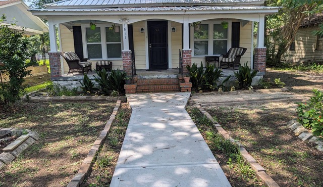 Georgetown cottage cozy, updated 2 bedroom 3 blocks from historic downtown