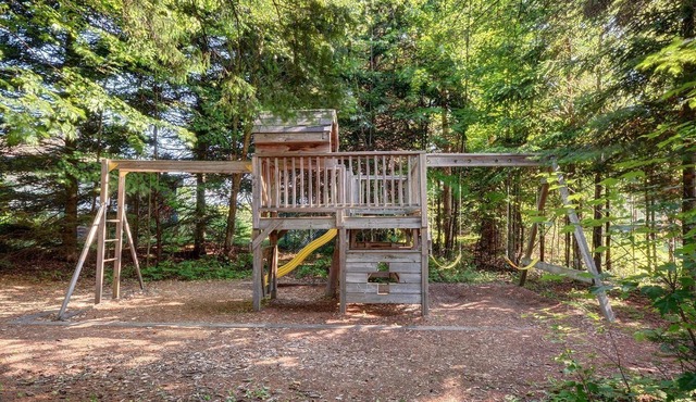 Golf Course Townhome with Deck, BBQ & Views – 4BR Mont Tremblant