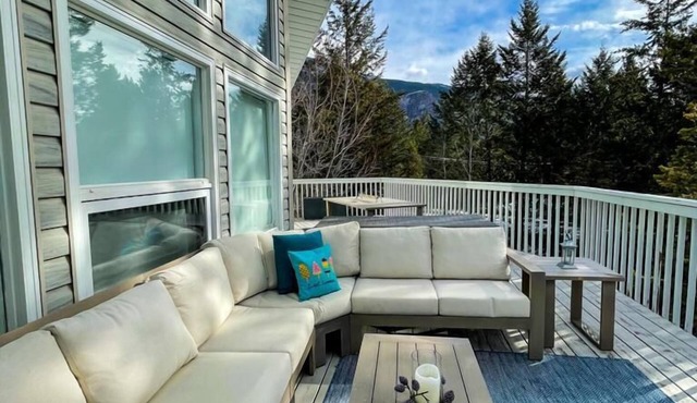 Golfers Paradise- Modern Cape Cod Cabin, Family Friendly, Hot Tub, New floors