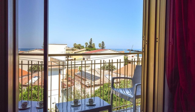 Gorgeous apartment in Marina di Caronia with WiFi