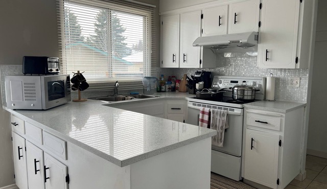 Gorgeous Whole Main floor (2BR Single house)