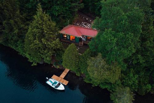 Grinmore Lakeside Hideaway with Panoramic View