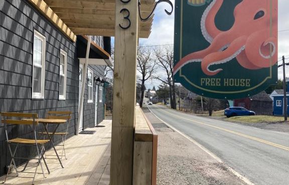 Groundswell Pub & Inn