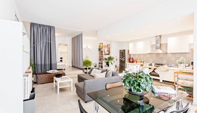 GuestHost - Large and bright 90sqm open space, with independent entrance, garden and private parking, located on the ground floor of a villa in the north area of Catania, just 15 minutes by car from the historic center.The apartment is equipped with all