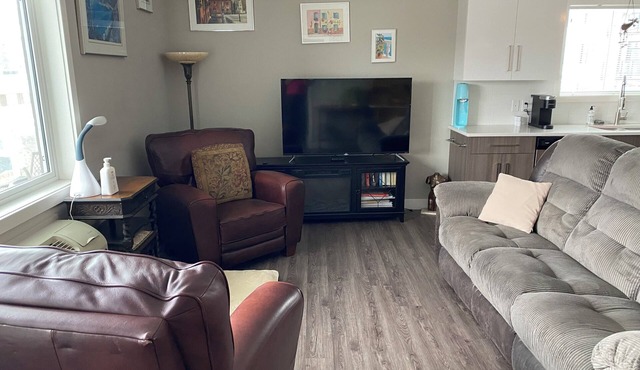Heart of Vernon. One Bedroom Apartment, double bed. Pet Friendly