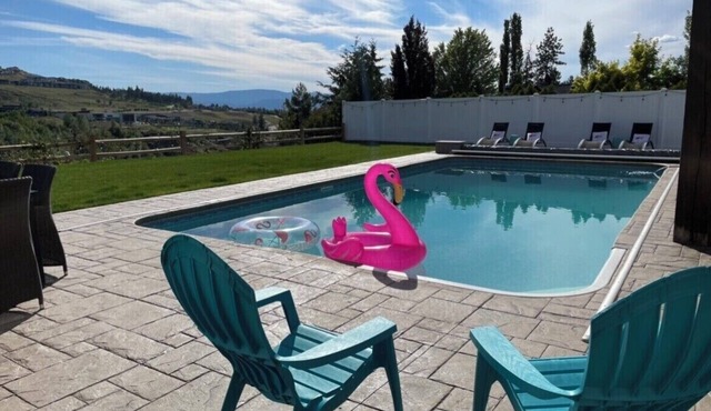 Heated Pool, Hot tub, Chef’s Kitchen, Tesla charging, Sleeps 14