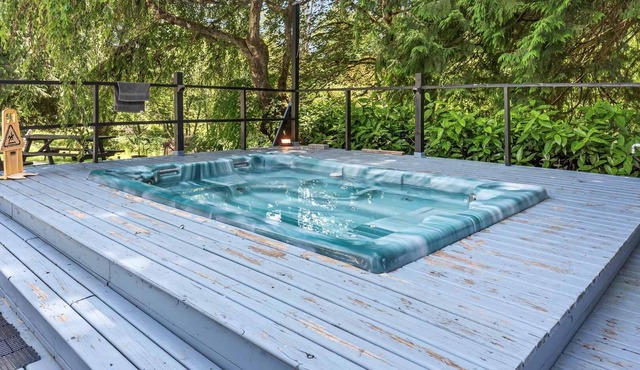 Herb Haven Farm - Family Reunion Paradise - Pool, Sauna, 10 Acres & 24 Guests