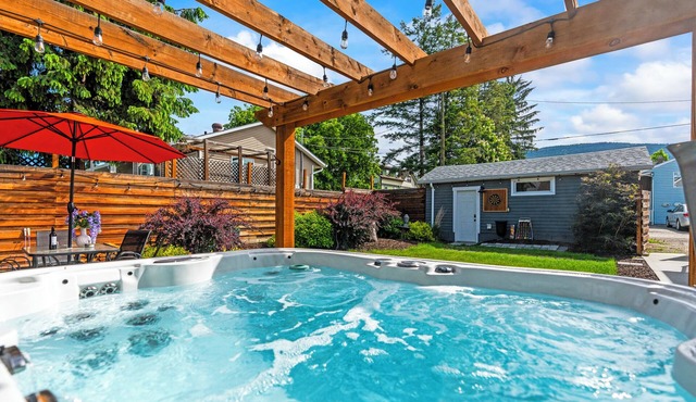 Heritage Retreat: Hot Tub, Private Yard, Firepit, Sleep 10