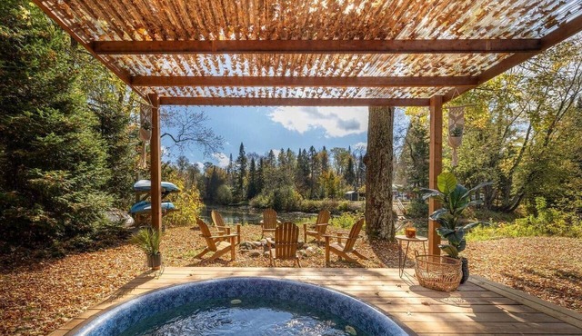 Hills Haven - Luxury Riverfront Cottage