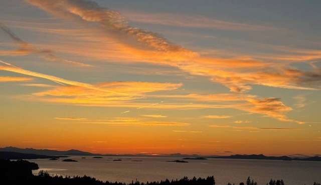 Hilltop Oceanview Getaway – Relax Above Nanaimo’s Coastline