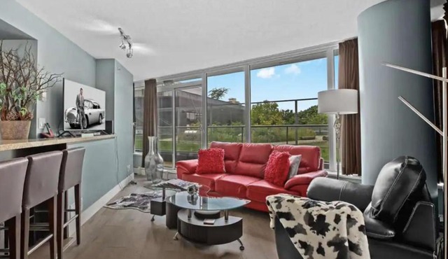 Hip Luxury Apartment - Best Downtown Location!