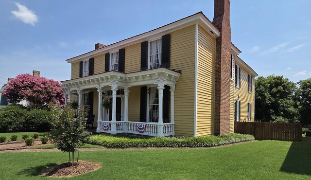 Historic home, Sleeps 10, VIR 2 miles,Hyco lake 8 mi., Fire Pit, Historic Milton
