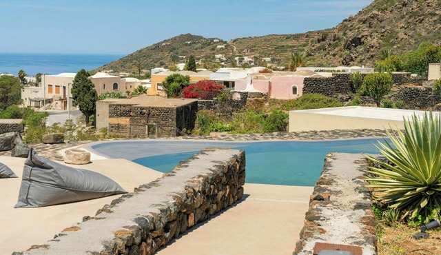 Historical dammuso with pool in Pantelleria