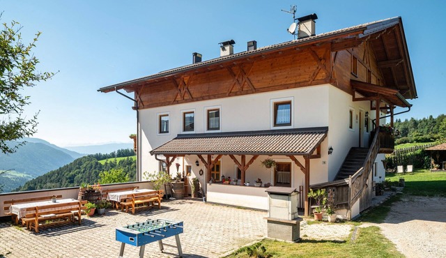 Holiday Apartment 'Mongaduierhof Apt Tschafon' with Mountain View, Shared Garden & Wi-Fi