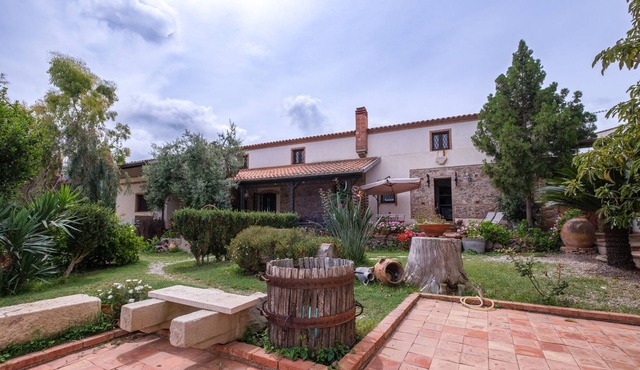 Holiday Apartment 'Sicilian Suite Garden' with Sea View, Shared Garden & Wi-Fi