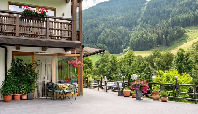 Holiday flat 'Zimmerhofer Kristall' with wellness facilities at Hotel Schwarzenstein.