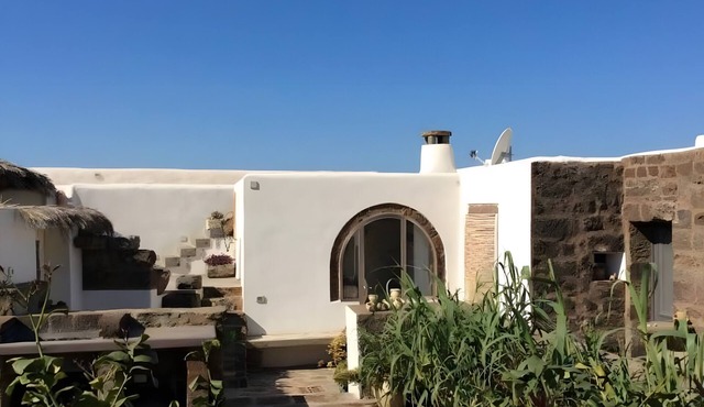 Holiday Home 'Dammuso Civulia Pantelleria' with Private Terrace, Wi-Fi and Air Conditioning