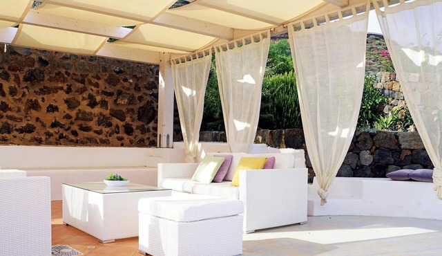Holiday Home "Vento del sud" with Sea View, Garden & Terrace
