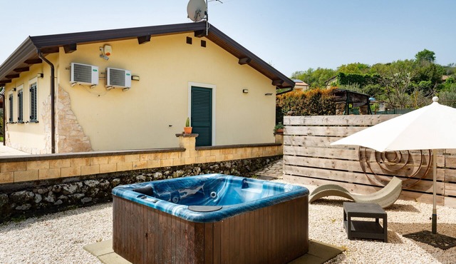 Holiday Home with Wi-Fi, Air Conditioning, Garden and Jacuzzi