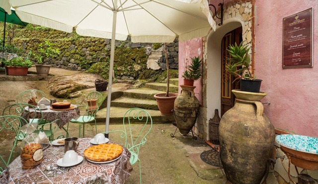 Holiday Home 'Casetta Ebraica' with Mountain View, Balcony and Wi-Fi
