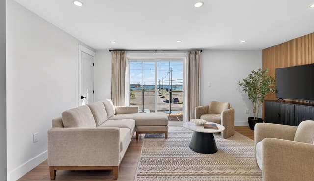 Holman's Harbourview Suite -Renovated Waterview Suite in the Heart of Summerside