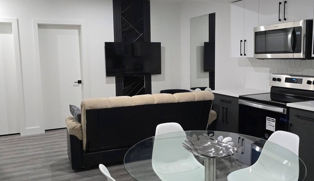HOME AWAY FROM HOME. 7min or less radius to all amenities and downtown Edmonton