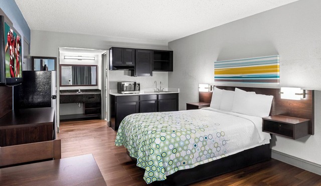 HomeTowne Studios by Red Roof Richmond - Airport/Sandston