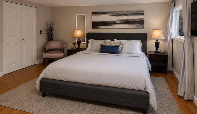 Hot tub | central | Clean | Quiet | private suite| 3 Queen Beds Close to NRGH