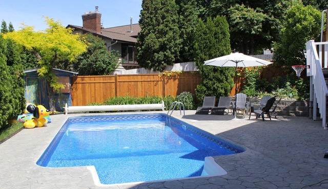 Hot Tub, POOL, near KVR, downtown and lake ,spacious house