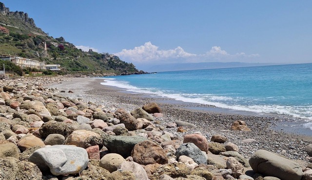 HOUSE 1 MINUTE FROM THE SEA, 8 KM FROM TAORMINA 30 KM FROM THE HIGHEST POINT OF ETNA