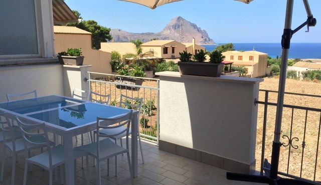 House on 3 floors, sea view, terrace, for 8-9 guests