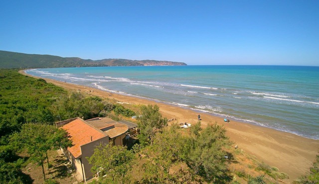 House on the Beach! Open the gate and jump into the sea. 4 People
