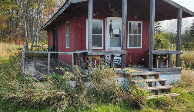 Hunt camp with Lots of Nature situated between Lake Nosbonsing and Wasi Lake