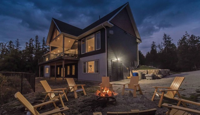 Huronia Luxury: Lakefront Views and Game Room