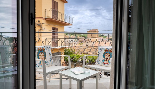 'Il Cortile Holiday House – Modern Suite' Apartment with Balcony, Wi-Fi & Air Conditioning