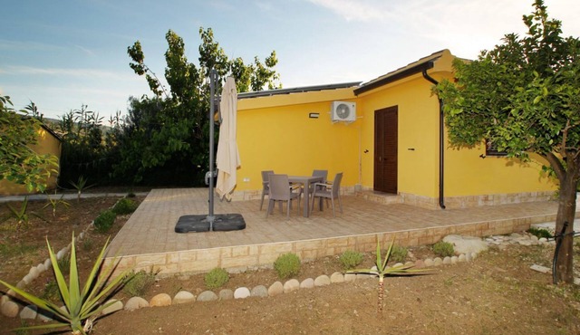 Il Rifugio sul Mare is a small independent house surrounded by a fragrant lemon garden, just 100 meters from the beach.The house includes a fully equipped kitchen, a bathroom, and a cozy double bedroom. Outside, you’ll find a private relaxation area wi