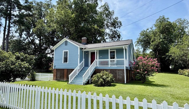 Immaculate Cottage in the Historic District. Quiet street, large fenced yard.