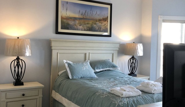 Incredible Clean 3 bedroom condo, new furniture, beds, TVs, paint, private Wifi