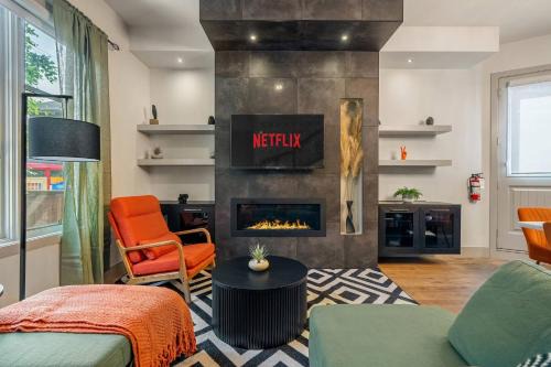 *Incredible Location* |Two King Beds| Free Parking