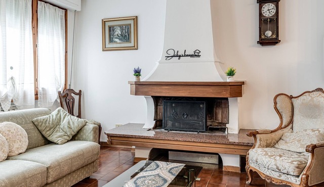 Jeky's House in Sesto Fiorentino: Mountain View & Train Connection to Florence