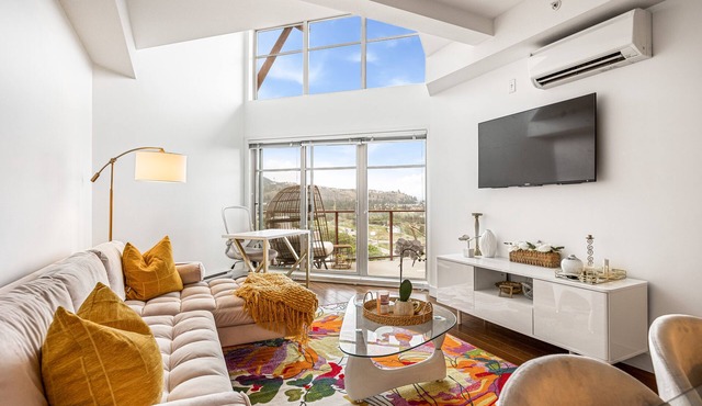 Joy's Chic Suite | 2 BR w Hot Tub & Sunrise Mountain View!