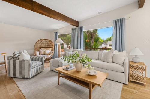 Jurassic Villa Family Retreat in Drumheller