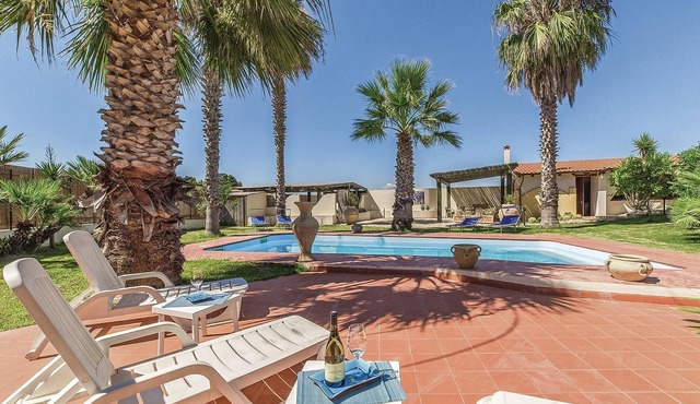 Just a few hundred meters from the beach and about 7 km from Menfi awaits you this pretty, neatly fu