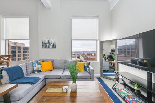 King Bed, Downtown Steps from Bengals & Reds, Minutes to OTR, TQL, HardRock in Cincinnati
