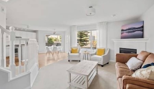 King Bed | Friendly Neighbourhood | Double Garage
